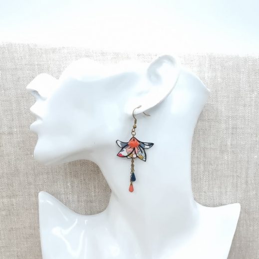 boucles d'oreilles oiseau colibri et fleur de lys en liberty Betsy porcelaine boucles d'oreilles oiseau colibri et fleur de lys en liberty Betsy porcelaine