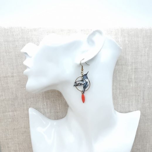 boucles d'oreilles oiseau colibri et fleur de lys en liberty Betsy porcelaine boucles d'oreilles oiseau colibri et fleur de lys en liberty Betsy porcelaine