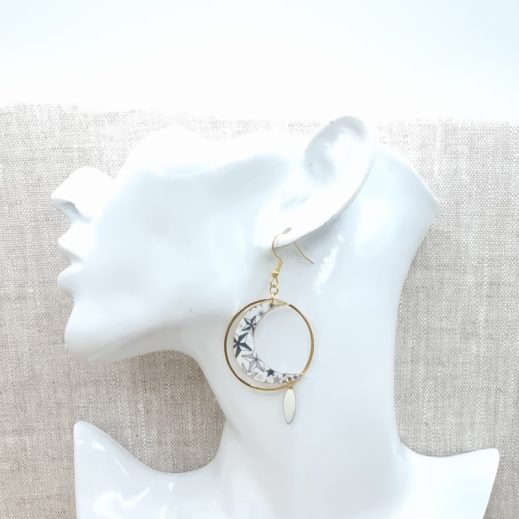 Boucles d'oreilles Lune et plume en liberty Adelajda Clair de lune Boucles d'oreilles Lune et plume en liberty Adelajda Clair de lune