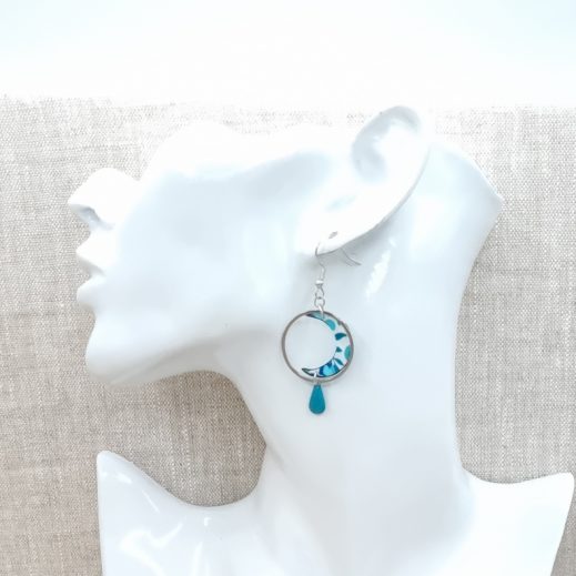 Boucles d'oreilles petite Lune et petit Loup en liberty wiltshire Crystal blue Boucles d'oreilles petite Lune et petit Loup en liberty wiltshire Crystal blue