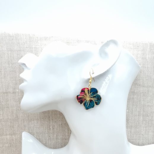 boucles d'oreilles oiseau colibri et hibiscus en liberty Ciara pétrole boucles d'oreilles oiseau colibri et hibiscus en liberty Ciara pétrole