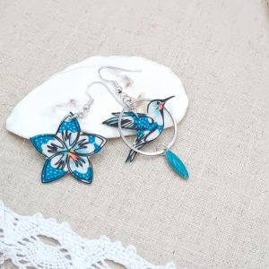 boucles d'oreilles oiseau colibri et fleur de tiaré en Petit pan osami turquoise