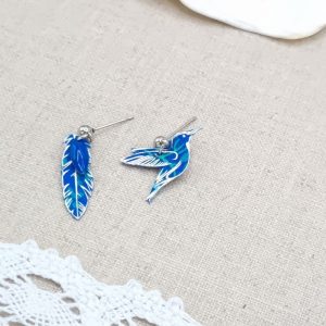 Boucles d'oreilles mini colibri et plume en petit pan hanako bleu