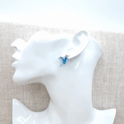 Boucles d'oreilles mini colibri et plume en petit pan hanako bleu Boucles d'oreilles mini colibri et plume en petit pan hanako bleu