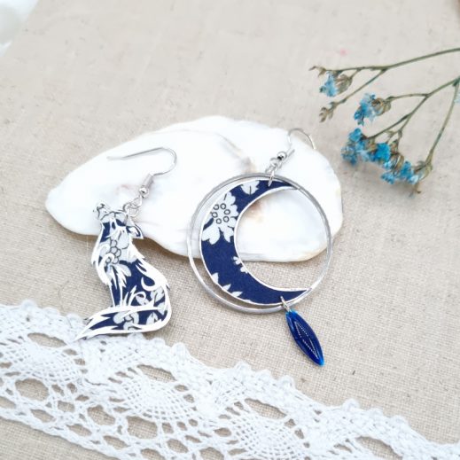 20220523_082041 Boucle d'oreilles loup et lune dépareillée asymétrique en tissu liberty of london coton capel navy et acier inoxydable argenté