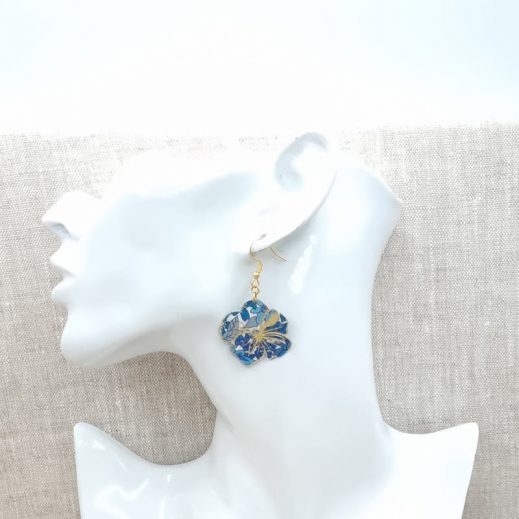 boucles d'oreilles oiseau colibri et hibiscus en liberty Margareth Annie bleu boucles d'oreilles oiseau colibri et hibiscus en liberty Margareth Annie bleu