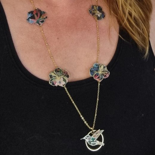 Sautoir colibri et fleur hibiscus en liberty Faria B Sautoir colibri et fleur hibiscus en liberty Faria B