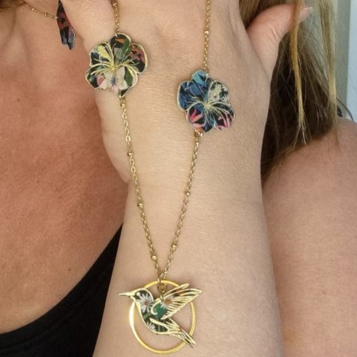 Sautoir colibri et fleur hibiscus en liberty Faria B Sautoir colibri et fleur hibiscus en liberty Faria B