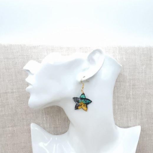Boucles d'oreilles Papillon et Fleur de tiaré en tissus nagoya émeraude Boucles d'oreilles Papillon et Fleur de tiaré en tissus nagoya émeraude
