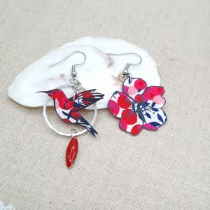 boucles d'oreilles colibri et fleur de cerisier en liberty Wiltshire rouge