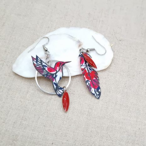 boucles d'oreilles colibri et plume en liberty Wiltshire rouge