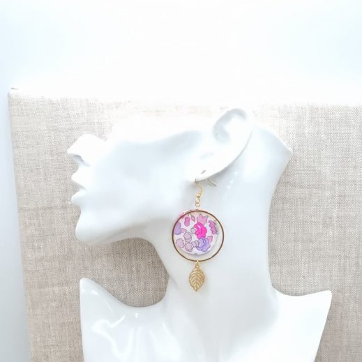 Boucles d'oreilles ronde en liberty betsy lilas et rose fluo Boucles d'oreilles ronde en liberty betsy lilas et rose fluo