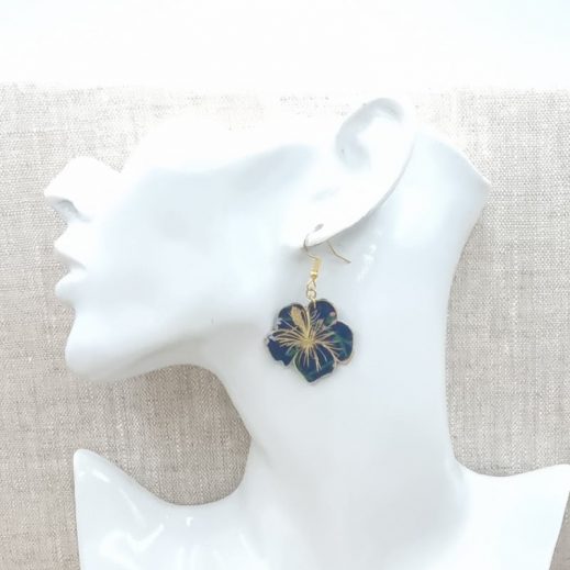 boucles d'oreilles oiseau colibri et hibiscus en liberty Erica Navy boucles d'oreilles oiseau colibri et hibiscus en liberty Erica Navy