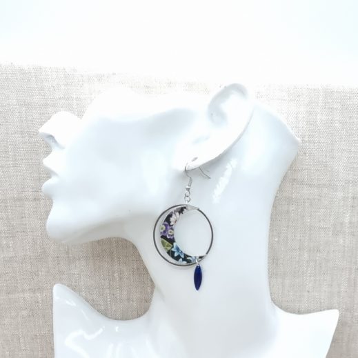 Boucles d'oreilles Lune et étoiles en liberty Curious Land Lavande Boucles d'oreilles Lune et étoiles en liberty Curious Land Lavande