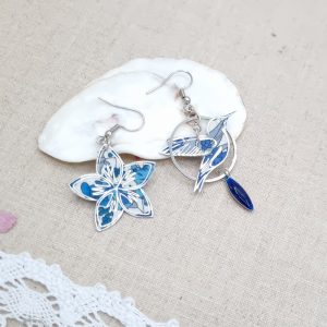 boucles d'oreilles colibri et fleur de tiaré en liberty margareth annie bleu