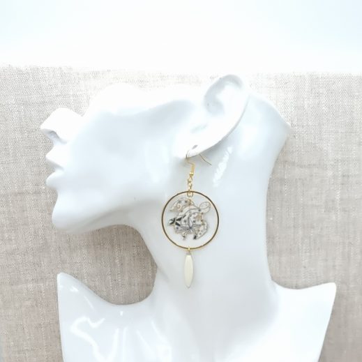 Boucles d'oreilles Tortue et feuille en liberty adelajda clair de lune Boucles d'oreilles Tortue et feuille en liberty adelajda clair de lune