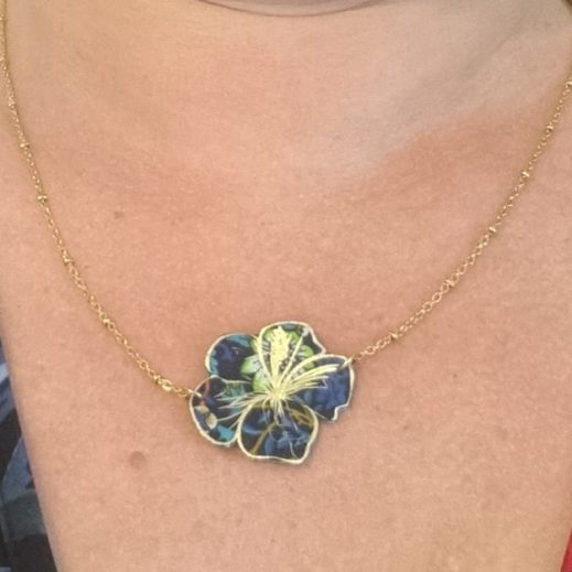 Collier Fleur d'hibiscus en liberty strawberry thief denim Collier Fleur d'hibiscus en liberty strawberry thief denim