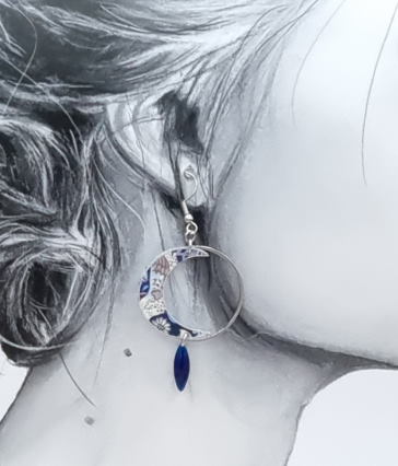 Boucles d'oreilles chat et lune en liberty Strawberry Thief Majorelle Boucles d'oreilles chat et lune en liberty Strawberry Thief Majorelle