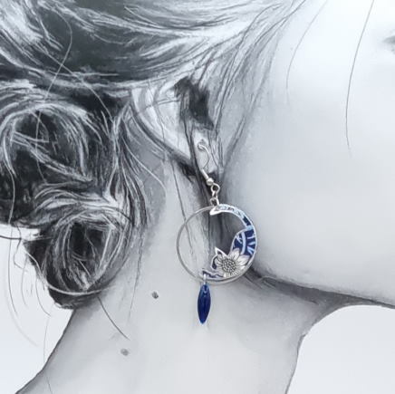 Boucles d'oreilles chat et lune en liberty Strawberry Thief Majorelle Boucles d'oreilles chat et lune en liberty Strawberry Thief Majorelle