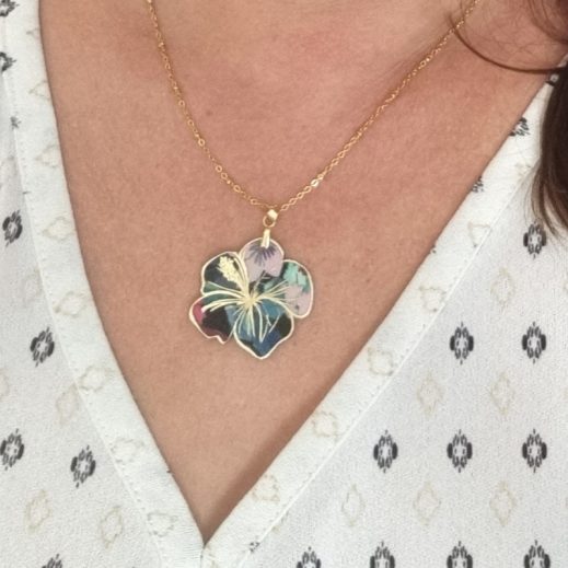 Collier Fleur d'hibiscus en liberty Faria B noir Collier Fleur d'hibiscus en liberty Faria B noir