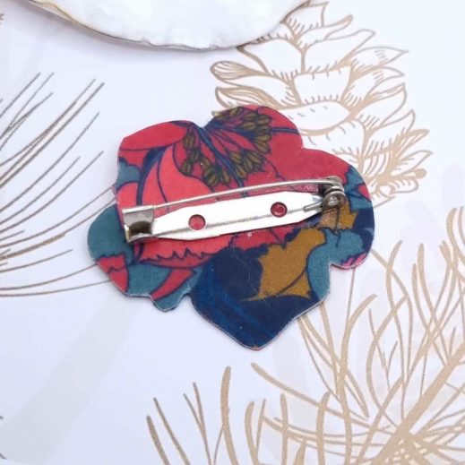 Broche fleur d'hibiscus en liberty little eustacia Broche fleur d'hibiscus en liberty little eustacia