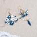 boucles d'oreilles oiseau et hibiscus en liberty Mitsi marine