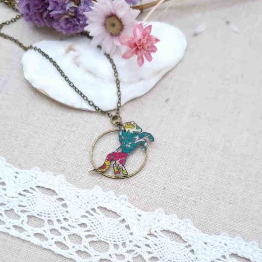 Collier cheval en liberty margareth annie fushia Collier cheval en liberty margareth annie fushia