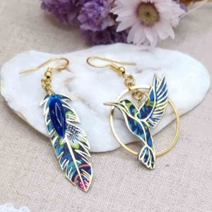boucles d'oreilles colibri et plume en liberty Strawberry Thief denim