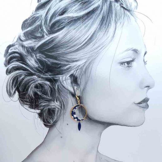 Boucles d'oreilles Lune et plume en liberty Capel navy Boucles d'oreilles Lune et plume en liberty Capel navy