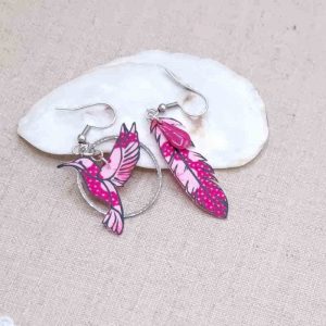 Boucles d'oreilles asymétriques dépareillées oiseau colibri et plume en tissu petit pan osami rose