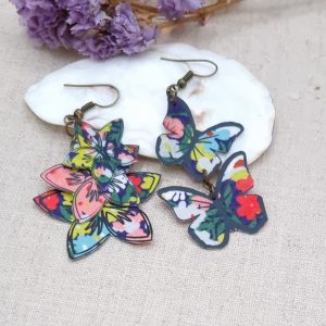 boucles d'oreilles papillons et fleurs de tiaré en liberty thorpe vert et corail