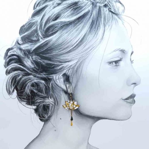 Boucles d'oreilles papillon et lotus en liberty Feather Meadow moutarde Boucles d'oreilles papillon et lotus en liberty Feather Meadow moutarde