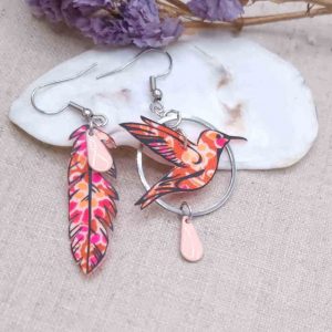 boucles d'oreilles colibri et plume en Petit Pan Calendula fushia