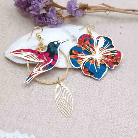 boucles d'oreilles grand colibri et grand hibiscus en liberty Ciara pétrole