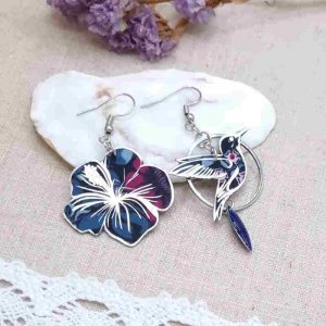boucles d'oreilles colibri et fleur d'hibiscus en liberty Perséphone violine