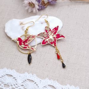 boucles d'oreilles oiseau colibri et fleur de lys en liberty capel rubis