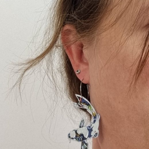 20230718_112145 Boucles d'oreilles grande carpe Koï et 3 fleurs de cerisier sakura en liberty Strawberry thief denim