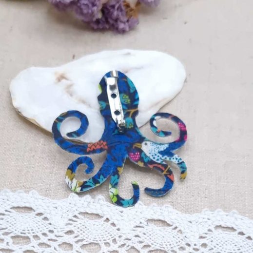 Broche Poulpe en liberty strawberry thief denim Broche Poulpe en liberty strawberry thief denim