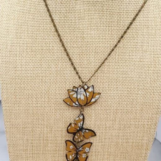 Collier lotus et papillons en liberty Capel moutarde Collier lotus et papillons en liberty Capel moutarde