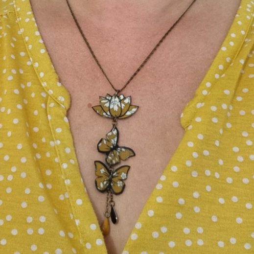Collier lotus et papillons en liberty Capel moutarde Collier lotus et papillons en liberty Capel moutarde