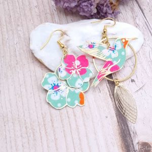 boucles d'oreilles grand colibri et fleurs de cerisier sakura en tissu petit pan fleur des îles vert d'eau