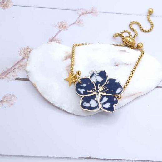 Bracelet ajustable fleur de cerisier sakura en liberty Capel navy Bracelet ajustable fleur de cerisier sakura en liberty Capel navy