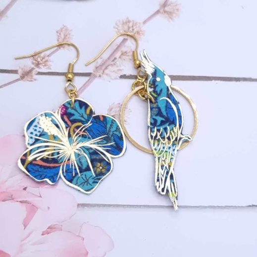 Boucles Perruche et fleur hibiscus en liberty Strawberry thief denim