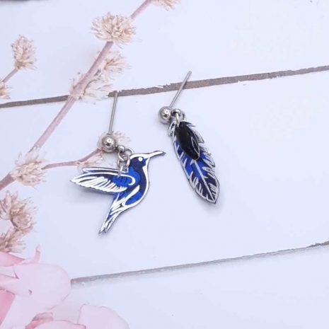 Boucles d'oreilles mini colibri et plume en liberty Capel indigo