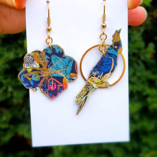 Boucles Perruche et fleur hibiscus en liberty Strawberry thief denim Boucles Perruche et fleur hibiscus en liberty Strawberry thief denim
