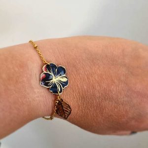 Bracelet fin fleur hibiscus en Liberty Perséphone violine