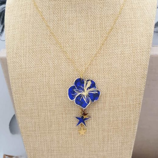 Collier hibiscus et étoile en liberty Glenjade violet Collier hibiscus et étoile en liberty Glenjade violet