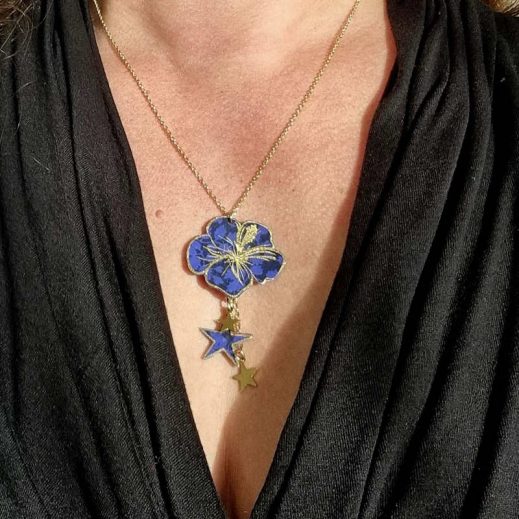 Collier hibiscus et étoile en liberty Glenjade violet Collier hibiscus et étoile en liberty Glenjade violet
