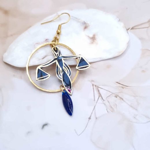 Boucles étoiles et signe astro balance en tissu liberty perséphone violine Boucles étoiles et signe astro balance en tissu liberty perséphone violine