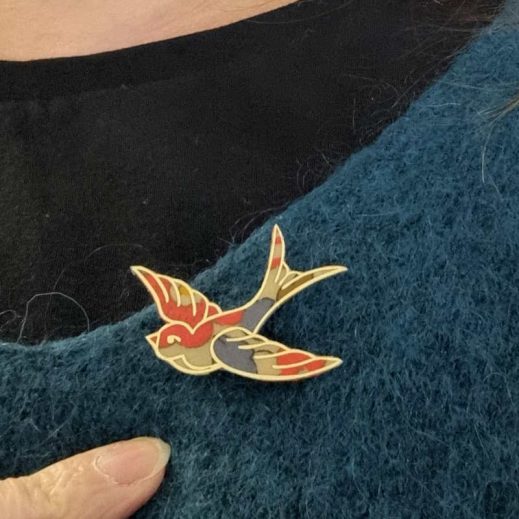 Broche hirondelle en liberty betsy fluo thé Broche hirondelle en liberty betsy fluo thé